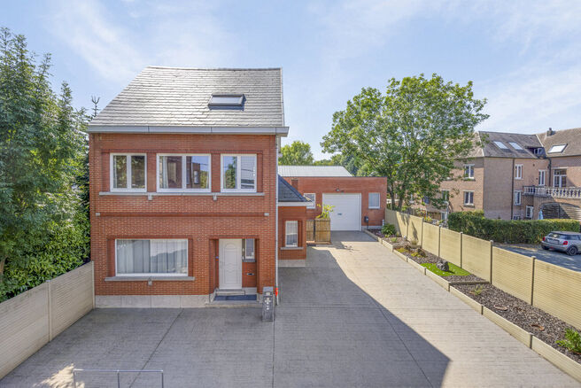 Deze gezinswoning met drie ruime slaapkamers (mogelijkheid tot 4 of bureel) en een aangrenzende loods in perfecte staat van maar liefst 236m² is gelegen in een rustige landelijke buurt en op 7 min van E 40, E19 en A12.
Ideaal voor gezinnen, zelfstandige 