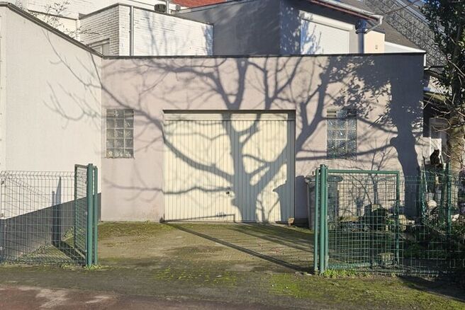 Deze gezinswoning biedt drie slaapkamers, een praktische indeling en een achterliggende garage, gelegen op een strategische locatie dichtbij Zemst en Vilvoorde. Ook niet ver gelegen van het kanaalpad en de rustige landelijke omgeving.

Indeling:

Gelijkvl