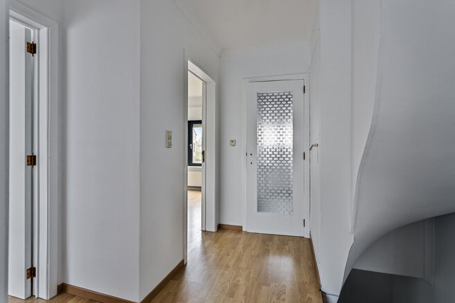 Deze ruime en instapklare woning met drie slaapkamer is uitstekend gelegen op een perceel van maar liefst 10a 60ca en biedt een vlotte verbinding naar zowel Mechelen als Brussel.

Indeling van de woning
Gelijkvloers

Bij binnenkomst via de inkomhal tref j