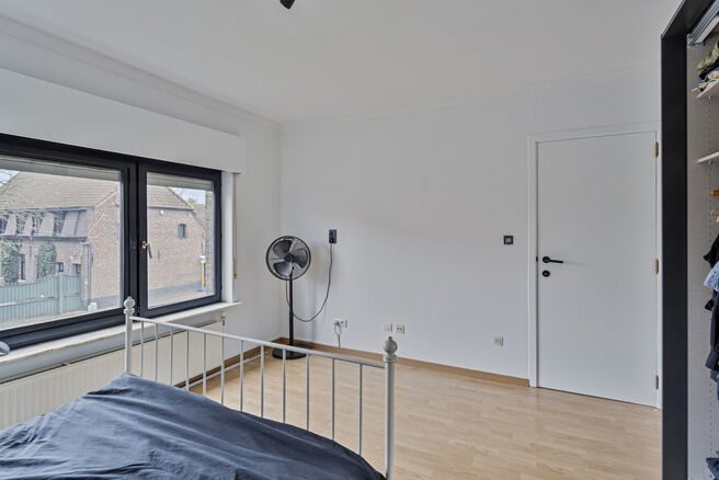 Deze ruime en instapklare woning met drie slaapkamer is uitstekend gelegen op een perceel van maar liefst 10a 60ca en biedt een vlotte verbinding naar zowel Mechelen als Brussel.

Indeling van de woning
Gelijkvloers

Bij binnenkomst via de inkomhal tref j