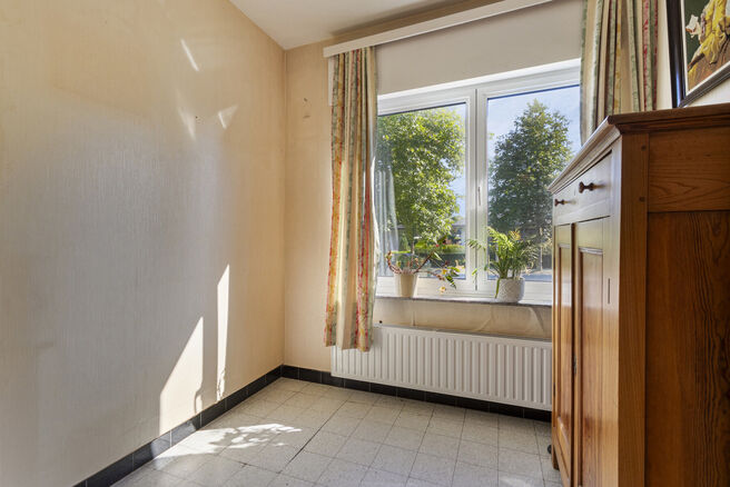 Deze charmante woning bevindt zich in een rustige, landelijke omgeving in Machelen en biedt volop privacy en ruimte. De woning heeft vier verdiepingen en is als volgt ingedeeld:

Ondergrondse verdieping:
Hier bevindt zich de inkomhal met trap naar de geli