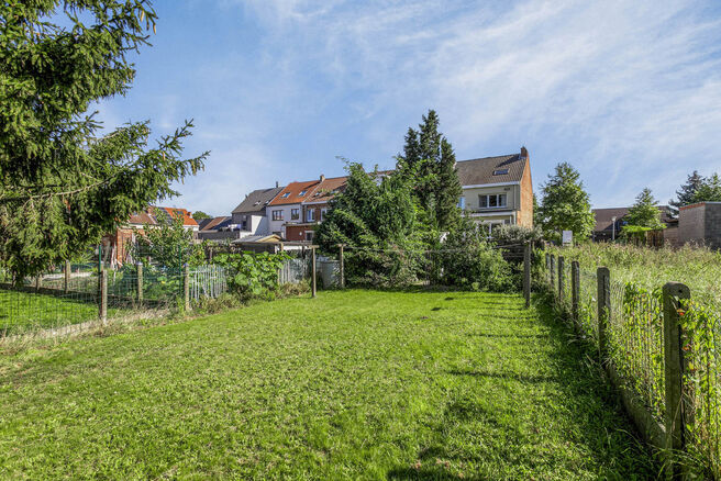 Deze charmante woning bevindt zich in een rustige, landelijke omgeving in Machelen en biedt volop privacy en ruimte. De woning heeft vier verdiepingen en is als volgt ingedeeld:

Ondergrondse verdieping:
Hier bevindt zich de inkomhal met trap naar de geli