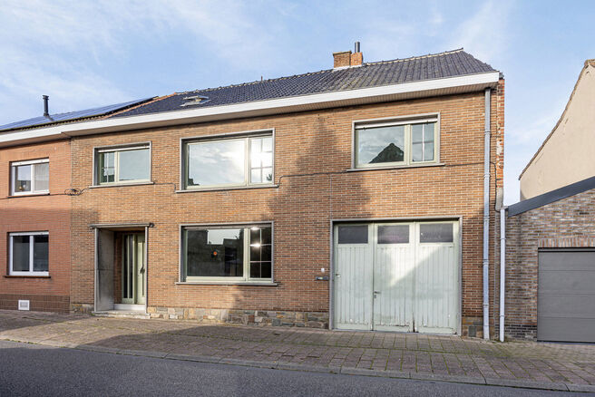 Deze gezinswoning met potentieel biedt 5 slaapkamers, een grote garage en een aangename tuin.
Gelegen in de rustige en residentiële Humelgem, combineert de woning een centrale ligging met veel ruimte.

Indeling:
Bij het betreden van de woning via de inko