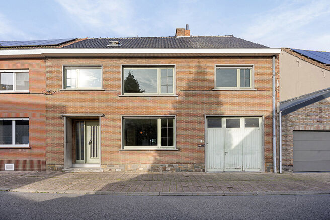 Deze gezinswoning met potentieel biedt 5 slaapkamers, een grote garage en een aangename tuin.
Gelegen in de rustige en residentiële Humelgem, combineert de woning een centrale ligging met veel ruimte.

Indeling:
Bij het betreden van de woning via de inko