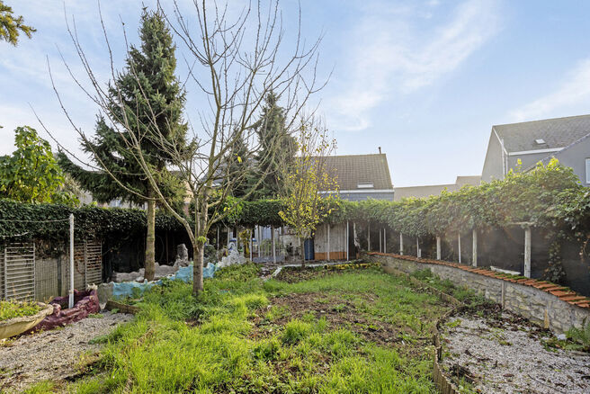 Deze gezinswoning met potentieel biedt 5 slaapkamers, een grote garage en een aangename tuin.
Gelegen in de rustige en residentiële Humelgem, combineert de woning een centrale ligging met veel ruimte.

Indeling:
Bij het betreden van de woning via de inko