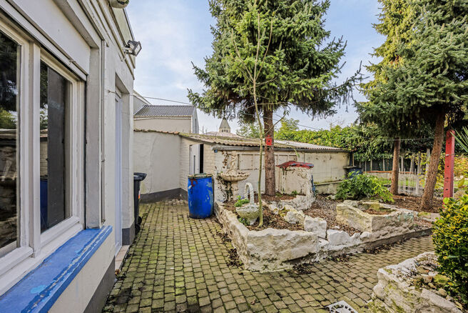 Deze gezinswoning met potentieel biedt 5 slaapkamers, een grote garage en een aangename tuin.
Gelegen in de rustige en residentiële Humelgem, combineert de woning een centrale ligging met veel ruimte.

Indeling:
Bij het betreden van de woning via de inko