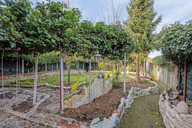 Deze gezinswoning met potentieel biedt 5 slaapkamers, een grote garage en een aangename tuin.
Gelegen in de rustige en residentiële Humelgem, combineert de woning een centrale ligging met veel ruimte.

Indeling:
Bij het betreden van de woning via de inko