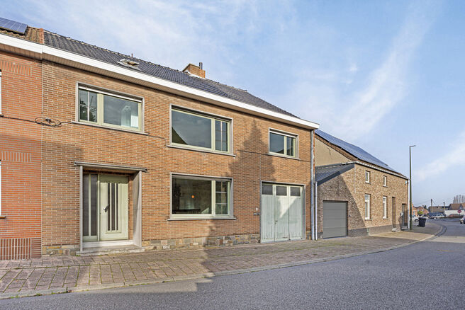 Deze gezinswoning met potentieel biedt 5 slaapkamers, een grote garage en een aangename tuin.
Gelegen in de rustige en residentiële Humelgem, combineert de woning een centrale ligging met veel ruimte.

Indeling:
Bij het betreden van de woning via de inko