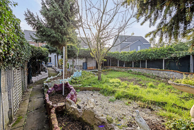 Deze gezinswoning met potentieel biedt 5 slaapkamers, een grote garage en een aangename tuin.
Gelegen in de rustige en residentiële Humelgem, combineert de woning een centrale ligging met veel ruimte.

Indeling:
Bij het betreden van de woning via de inko