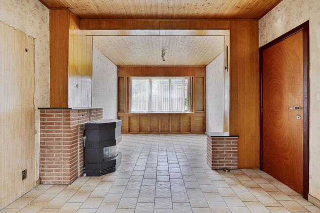 Deze gezinswoning met drie slaapkamers en een ruime tuin is ideaal gelegen in de landelijke wijk Koningslo. 

De indeling is als volgt: Op de gelijkvloerse verdieping bevindt zich een inkomhal die toegang biedt tot zowel de leefruimte als de keuken. Aan 