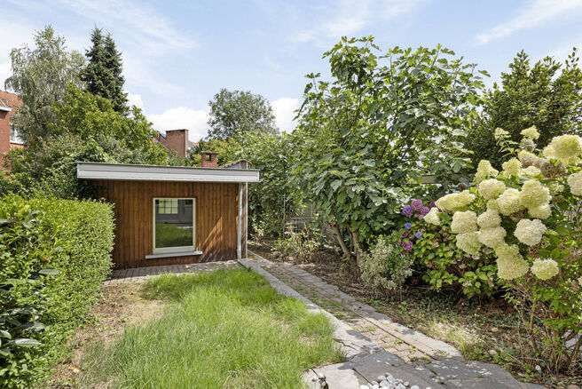 Deze gezinswoning met drie slaapkamers en een ruime tuin is ideaal gelegen in de landelijke wijk Koningslo. 

De indeling is als volgt: Op de gelijkvloerse verdieping bevindt zich een inkomhal die toegang biedt tot zowel de leefruimte als de keuken. Aan 