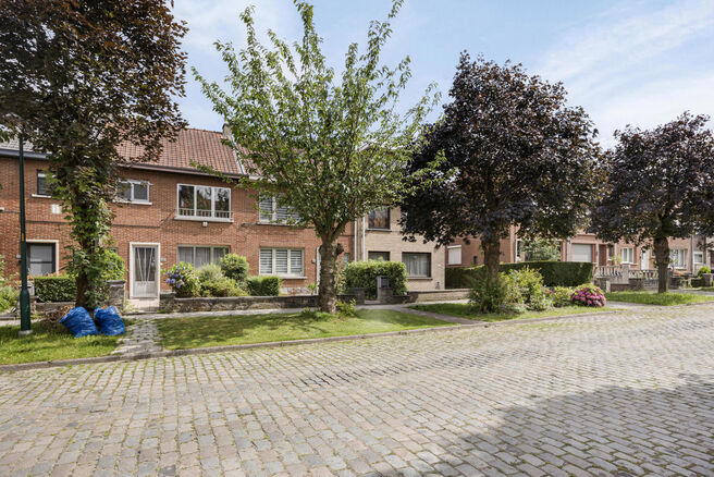 Deze gezinswoning met drie slaapkamers en een ruime tuin is ideaal gelegen in de landelijke wijk Koningslo. 

De indeling is als volgt: Op de gelijkvloerse verdieping bevindt zich een inkomhal die toegang biedt tot zowel de leefruimte als de keuken. Aan 