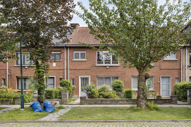 Deze gezinswoning met drie slaapkamers en een ruime tuin is ideaal gelegen in de landelijke wijk Koningslo. 

De indeling is als volgt: Op de gelijkvloerse verdieping bevindt zich een inkomhal die toegang biedt tot zowel de leefruimte als de keuken. Aan 