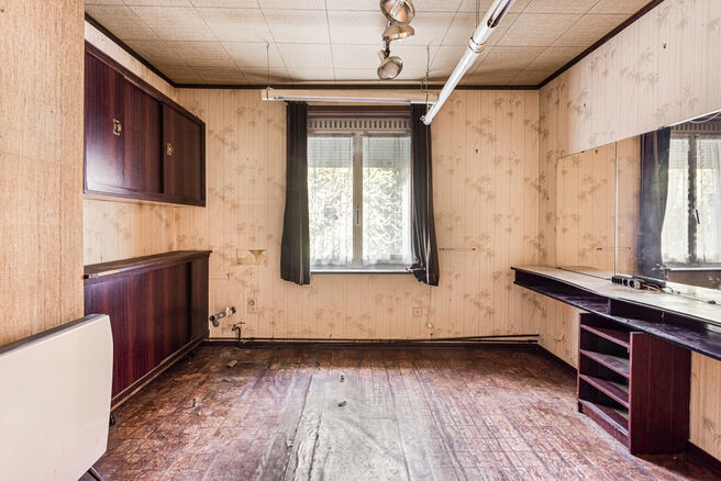 Deze charmante gezinswoning, ideaal gelegen in het centrum van Vilvoorde, ze heeft maar liefst 4 ruime slaapkamers,
een sfeervolle stadstuin, een garagebox (die optioneel aangekocht kan worden) en een handige kelderruimte.
De woning bevindt zich in een le