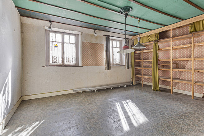 Deze charmante gezinswoning, ideaal gelegen in het centrum van Vilvoorde, ze heeft maar liefst 4 ruime slaapkamers,
een sfeervolle stadstuin, een garagebox (die optioneel aangekocht kan worden) en een handige kelderruimte.
De woning bevindt zich in een le