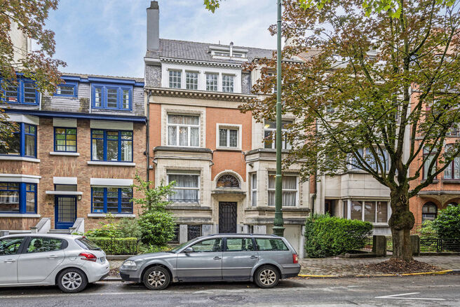 Cette majestueuse maison de maître, construite en 1933 par l'architecte J. Vermeersch, est une trouvaille rare.
Située sur un terrain de 5a 20ca, cette maison offre non seulement une expérience de vie exceptionnelle mais aussi un emplacement idéal à 