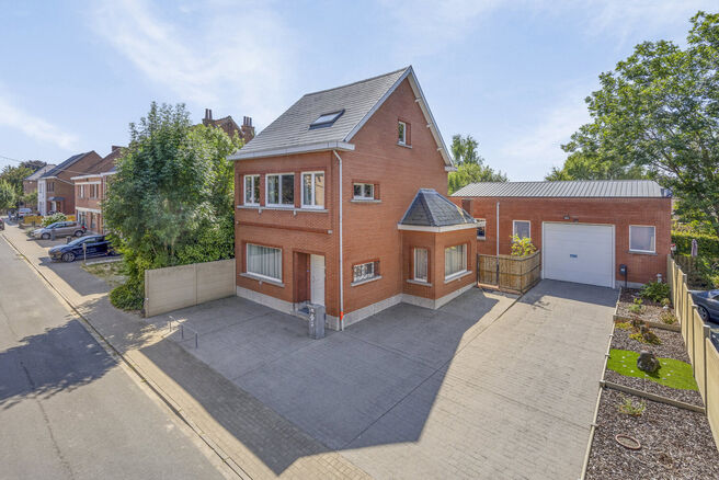 Cette maison familiale avec trois chambres spacieuses (possibilité de 4 ou un bureau) et un entrepôt adjacent
en parfait état de pas moins de 236 m² est située dans un quartier rural calme et à 7 minutes de l'E40, E19 et A12.
Idéal pour les famille