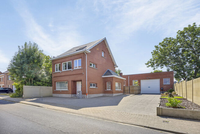 Cette maison familiale avec trois chambres spacieuses (possibilité de 4 ou un bureau) et un entrepôt adjacent
en parfait état de pas moins de 236 m² est située dans un quartier rural calme et à 7 minutes de l'E40, E19 et A12.
Idéal pour les famille