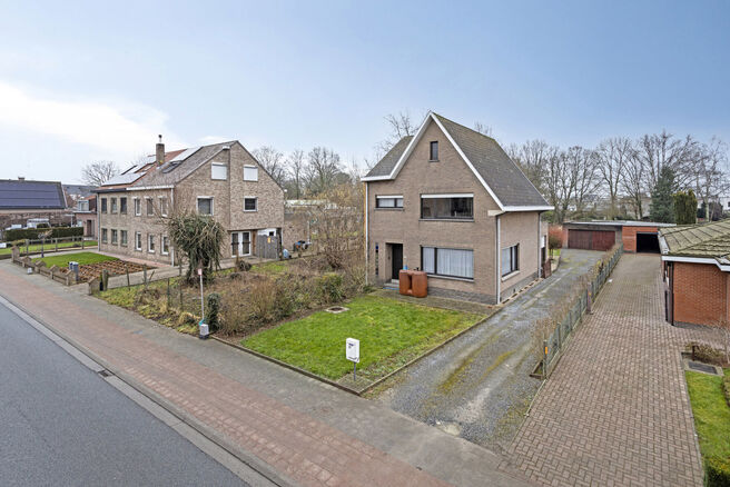 Cette spacieuse maison prête à emménager avec trois chambres est idéalement située sur un terrain de pas moins de 10a 60ca, offrant une connexion fluide vers Malines et Bruxelles.

Disposition de la maison
Rez-de-chaussée

En entrant par le hall d