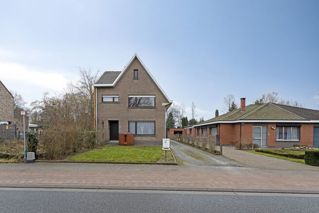 Cette spacieuse maison prête à emménager avec trois chambres est idéalement située sur un terrain de pas moins de 10a 60ca, offrant une connexion fluide vers Malines et Bruxelles.

Disposition de la maison
Rez-de-chaussée

En entrant par le hall d