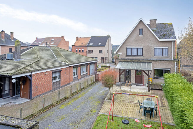 Cette spacieuse maison prête à emménager avec trois chambres est idéalement située sur un terrain de pas moins de 10a 60ca, offrant une connexion fluide vers Malines et Bruxelles.

Disposition de la maison
Rez-de-chaussée

En entrant par le hall d