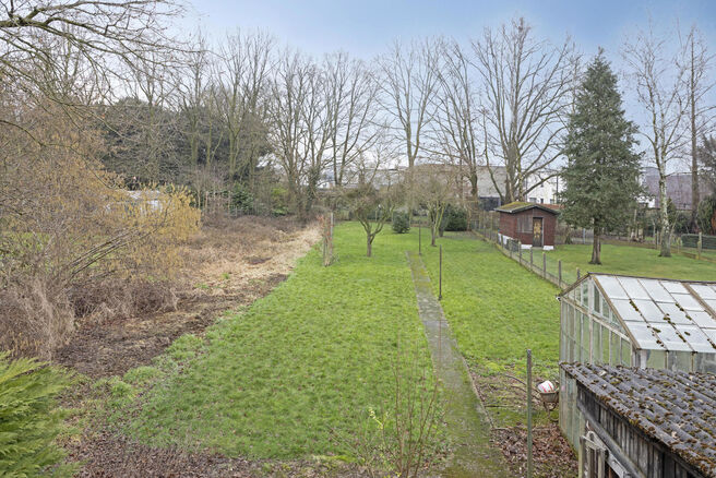 Cette spacieuse maison prête à emménager avec trois chambres est idéalement située sur un terrain de pas moins de 10a 60ca, offrant une connexion fluide vers Malines et Bruxelles.

Disposition de la maison
Rez-de-chaussée

En entrant par le hall d