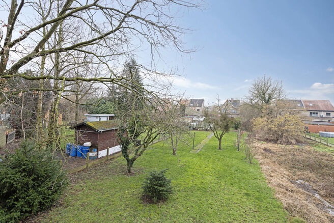 Cette spacieuse maison prête à emménager avec trois chambres est idéalement située sur un terrain de pas moins de 10a 60ca, offrant une connexion fluide vers Malines et Bruxelles.

Disposition de la maison
Rez-de-chaussée

En entrant par le hall d