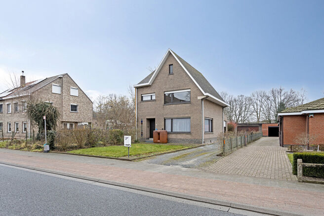 Cette spacieuse maison prête à emménager avec trois chambres est idéalement située sur un terrain de pas moins de 10a 60ca, offrant une connexion fluide vers Malines et Bruxelles.

Disposition de la maison
Rez-de-chaussée

En entrant par le hall d