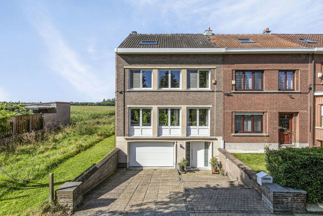 Cette charmante maison est située dans un environnement calme et rural à Machelen et offre beaucoup d'intimité et d'espace.
La maison comprend quatre étages et est agencée comme suit :

Sous-sol : Vous y trouverez le hall d'entrée avec escalier mena