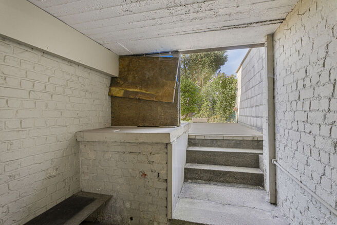 Cette charmante maison est située dans un environnement calme et rural à Machelen et offre beaucoup d'intimité et d'espace.
La maison comprend quatre étages et est agencée comme suit :

Sous-sol : Vous y trouverez le hall d'entrée avec escalier mena