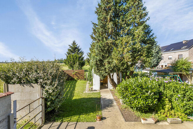 Cette charmante maison est située dans un environnement calme et rural à Machelen et offre beaucoup d'intimité et d'espace.
La maison comprend quatre étages et est agencée comme suit :

Sous-sol : Vous y trouverez le hall d'entrée avec escalier mena