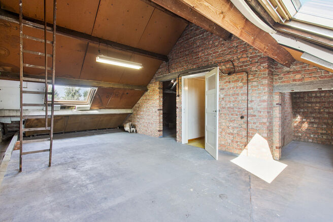 Cette charmante maison est située dans un environnement calme et rural à Machelen et offre beaucoup d'intimité et d'espace.
La maison comprend quatre étages et est agencée comme suit :

Sous-sol : Vous y trouverez le hall d'entrée avec escalier mena