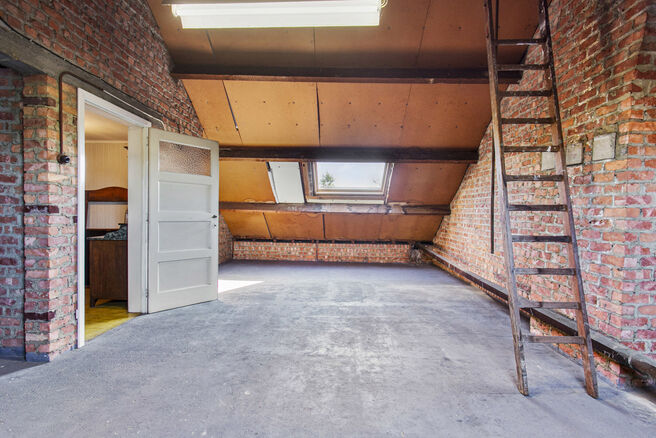 Cette charmante maison est située dans un environnement calme et rural à Machelen et offre beaucoup d'intimité et d'espace.
La maison comprend quatre étages et est agencée comme suit :

Sous-sol : Vous y trouverez le hall d'entrée avec escalier mena