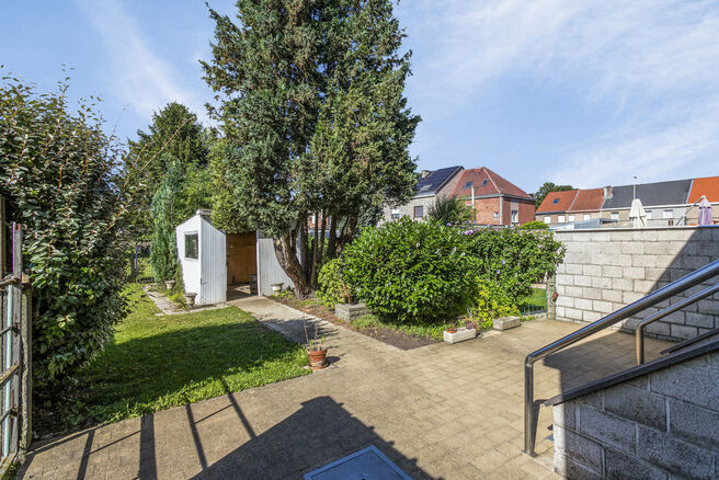 Cette charmante maison est située dans un environnement calme et rural à Machelen et offre beaucoup d'intimité et d'espace.
La maison comprend quatre étages et est agencée comme suit :

Sous-sol : Vous y trouverez le hall d'entrée avec escalier mena