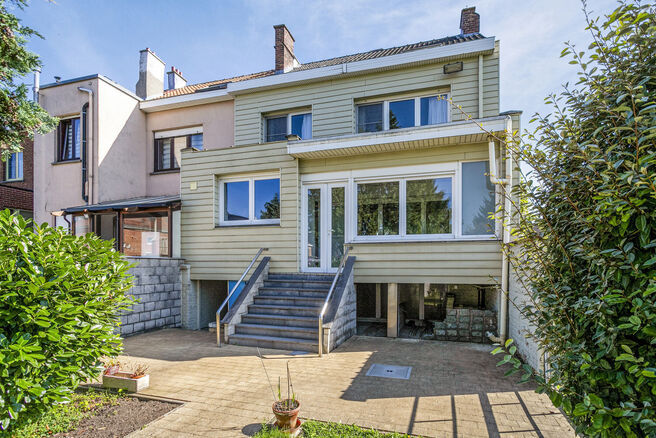 Cette charmante maison est située dans un environnement calme et rural à Machelen et offre beaucoup d'intimité et d'espace.
La maison comprend quatre étages et est agencée comme suit :

Sous-sol : Vous y trouverez le hall d'entrée avec escalier mena