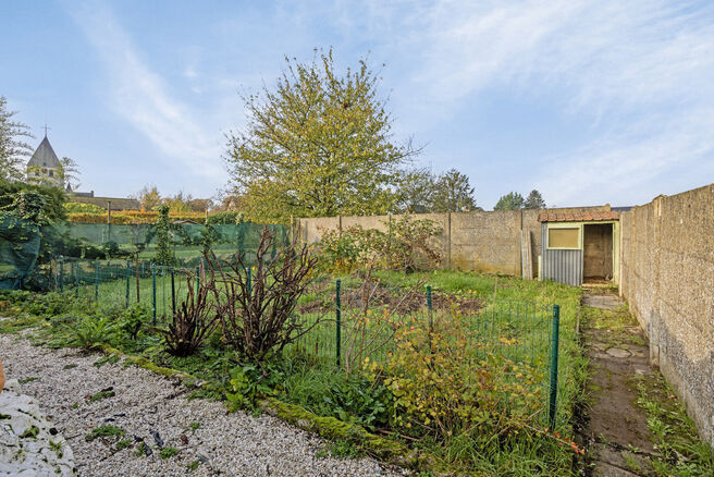 Cette maison familiale avec potentiel offre 5 chambres, un grand garage et un agréable jardin.
Située dans le quartier calme et résidentiel de Humelgem, la propriété combine un emplacement central avec beaucoup d’espace.

Disposition :
En entrant d