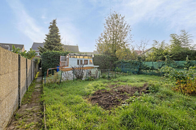 Cette maison familiale avec potentiel offre 5 chambres, un grand garage et un agréable jardin.
Située dans le quartier calme et résidentiel de Humelgem, la propriété combine un emplacement central avec beaucoup d’espace.

Disposition :
En entrant d