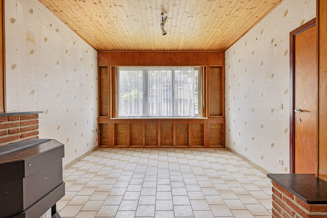 Cette maison unifamiliale avec trois chambres et un grand jardin est idéalement située dans le quartier rural de Koningslo.

La disposition est la suivante : au rez-de-chaussée, il y a un hall d'entrée qui donne accès au salon et à la cuisine. À l'