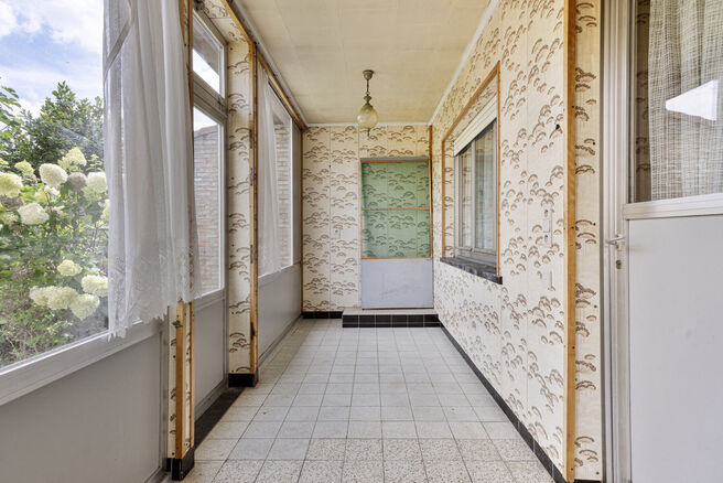 Cette maison unifamiliale avec trois chambres et un grand jardin est idéalement située dans le quartier rural de Koningslo.

La disposition est la suivante : au rez-de-chaussée, il y a un hall d'entrée qui donne accès au salon et à la cuisine. À l'