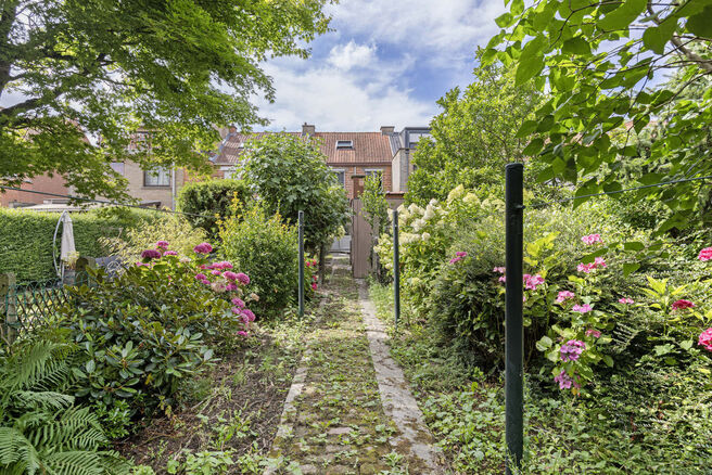 Cette maison unifamiliale avec trois chambres et un grand jardin est idéalement située dans le quartier rural de Koningslo.

La disposition est la suivante : au rez-de-chaussée, il y a un hall d'entrée qui donne accès au salon et à la cuisine. À l'