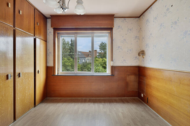 Cette maison unifamiliale avec trois chambres et un grand jardin est idéalement située dans le quartier rural de Koningslo.

La disposition est la suivante : au rez-de-chaussée, il y a un hall d'entrée qui donne accès au salon et à la cuisine. À l'