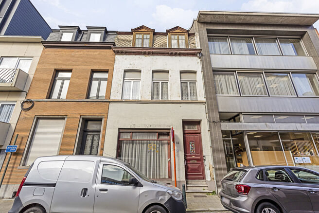 Cette charmante maison familiale, idéalement située au centre de Vilvorde, dispose de 4 grandes chambres, 
d'un agréable jardin de ville, d'un garage (qui peut être acheté en option) et d'une cave pratique.
La maison se trouve dans un quartier animé