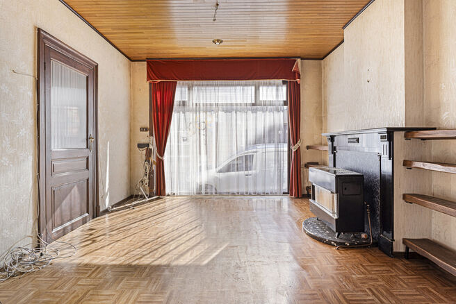 Cette charmante maison familiale, idéalement située au centre de Vilvorde, dispose de 4 grandes chambres, 
d'un agréable jardin de ville, d'un garage (qui peut être acheté en option) et d'une cave pratique.
La maison se trouve dans un quartier animé