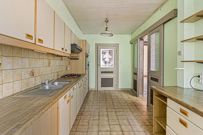 Cette charmante maison familiale, idéalement située au centre de Vilvorde, dispose de 4 grandes chambres, 
d'un agréable jardin de ville, d'un garage (qui peut être acheté en option) et d'une cave pratique.
La maison se trouve dans un quartier animé