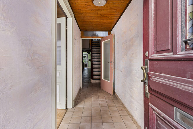 Cette charmante maison familiale, idéalement située au centre de Vilvorde, dispose de 4 grandes chambres, 
d'un agréable jardin de ville, d'un garage (qui peut être acheté en option) et d'une cave pratique.
La maison se trouve dans un quartier animé