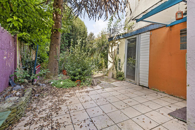 Cette charmante maison familiale, idéalement située au centre de Vilvorde, dispose de 4 grandes chambres, 
d'un agréable jardin de ville, d'un garage (qui peut être acheté en option) et d'une cave pratique.
La maison se trouve dans un quartier animé