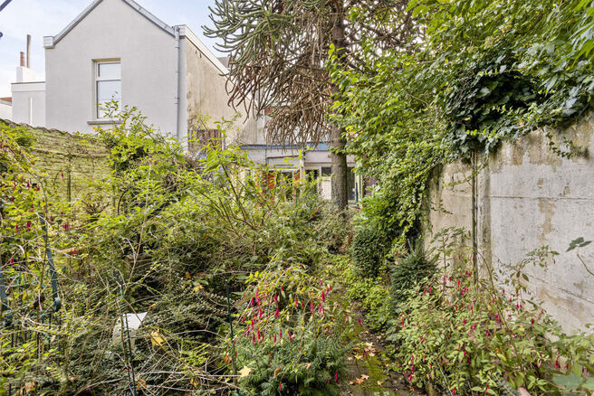 Cette charmante maison familiale, idéalement située au centre de Vilvorde, dispose de 4 grandes chambres, 
d'un agréable jardin de ville, d'un garage (qui peut être acheté en option) et d'une cave pratique.
La maison se trouve dans un quartier animé