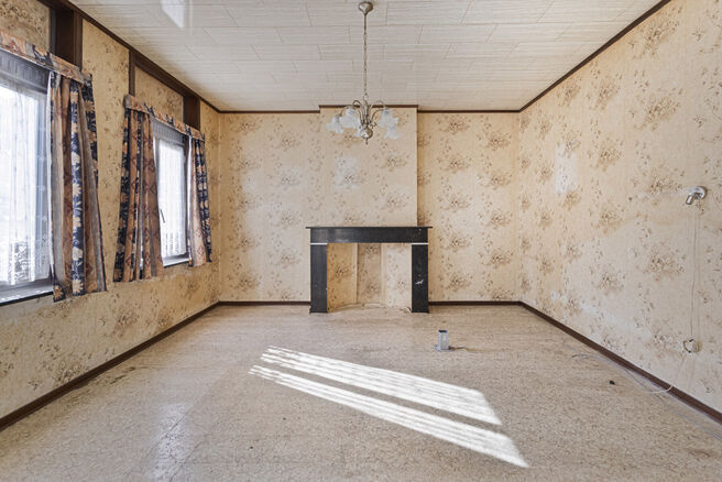 Cette charmante maison familiale, idéalement située au centre de Vilvorde, dispose de 4 grandes chambres, 
d'un agréable jardin de ville, d'un garage (qui peut être acheté en option) et d'une cave pratique.
La maison se trouve dans un quartier animé