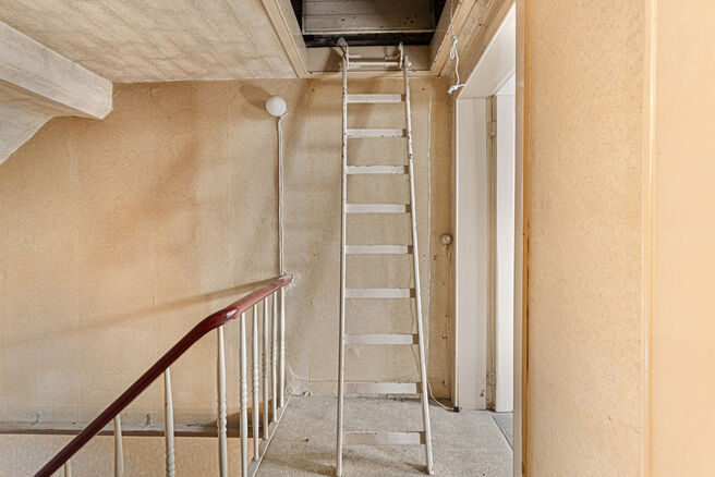 Cette charmante maison familiale, idéalement située au centre de Vilvorde, dispose de 4 grandes chambres, 
d'un agréable jardin de ville, d'un garage (qui peut être acheté en option) et d'une cave pratique.
La maison se trouve dans un quartier animé