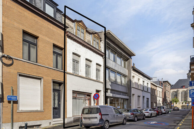 Cette charmante maison familiale, idéalement située au centre de Vilvorde, dispose de 4 grandes chambres, 
d'un agréable jardin de ville, d'un garage (qui peut être acheté en option) et d'une cave pratique.
La maison se trouve dans un quartier animé